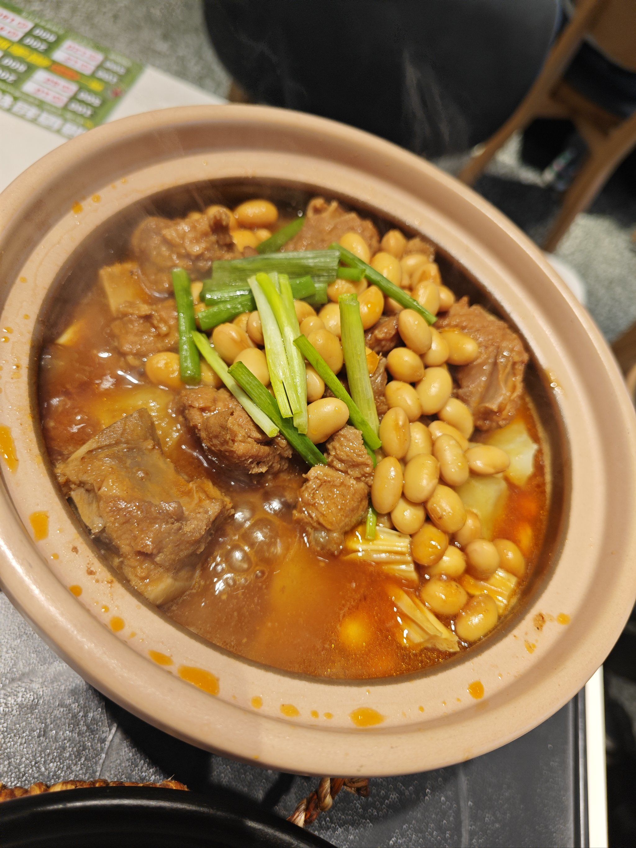 真的太香了.排骨软烂,搭配腐竹,黄豆.拌饭真不错. 瓦锅饭很有嚼劲