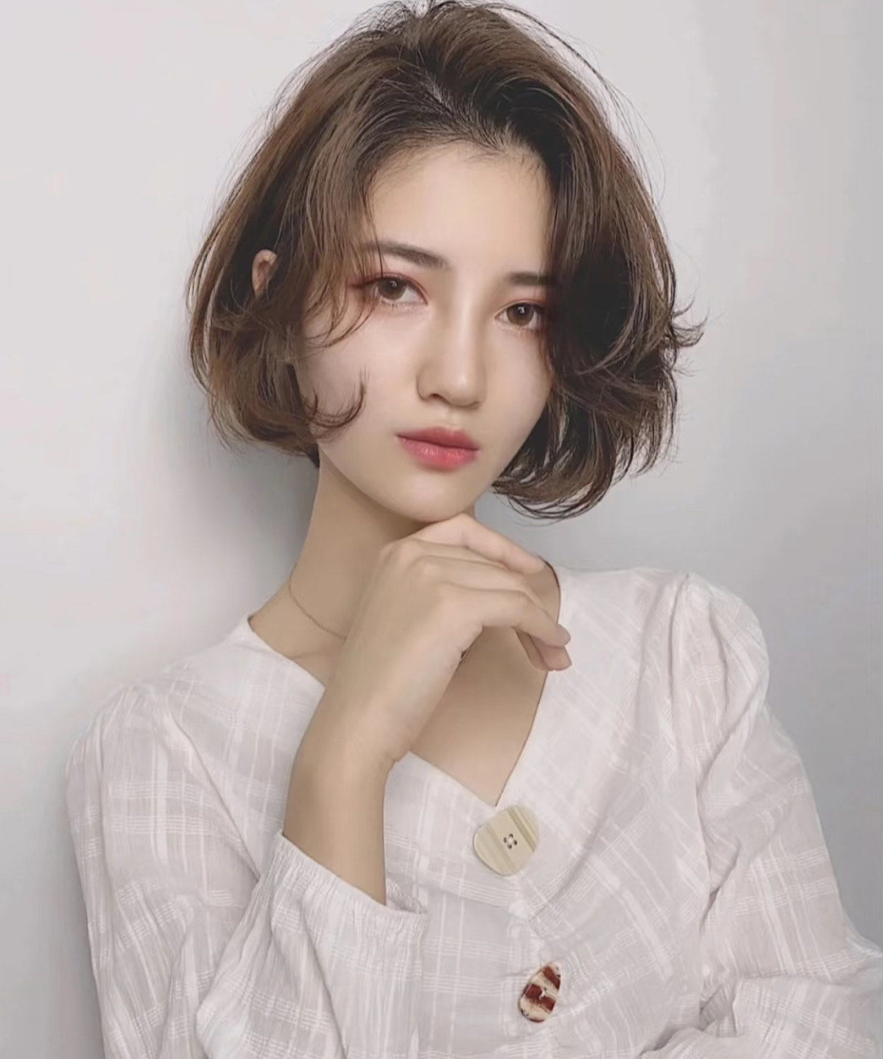 剪了短发烫一烫,对发量少的女生来说一定是一个不错的选择