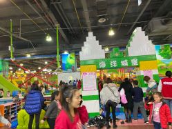-维佳童话镇演出现场(徐东店)