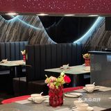 大肠中间夹着大葱蘸上特制酱料一口大满足呀