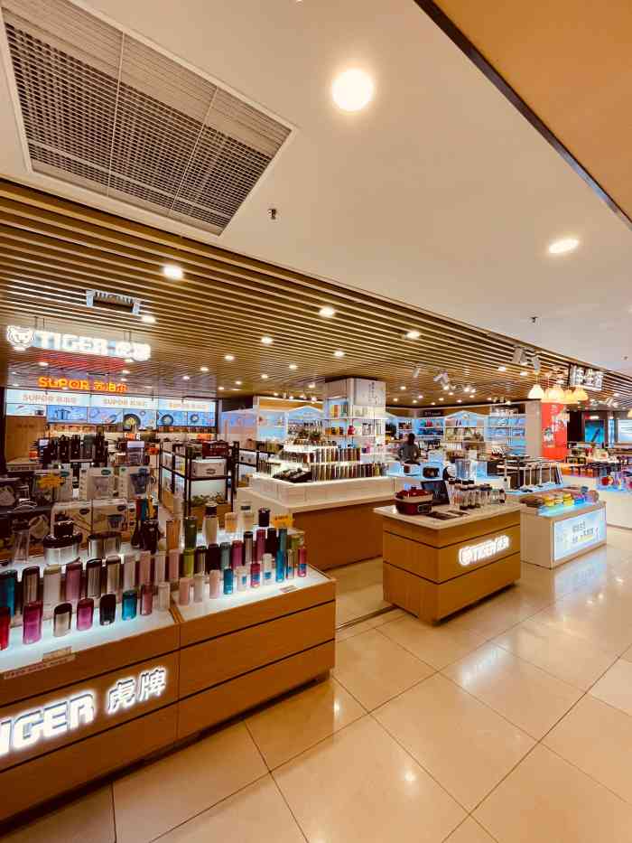 新华书店(邹容路店)-"很多年没有到解放碑,新华书店逛了,记得还.