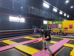-嘿哟动霸CHUA·新潮玩运动娱乐中心·蹦床滑冰团建乐园