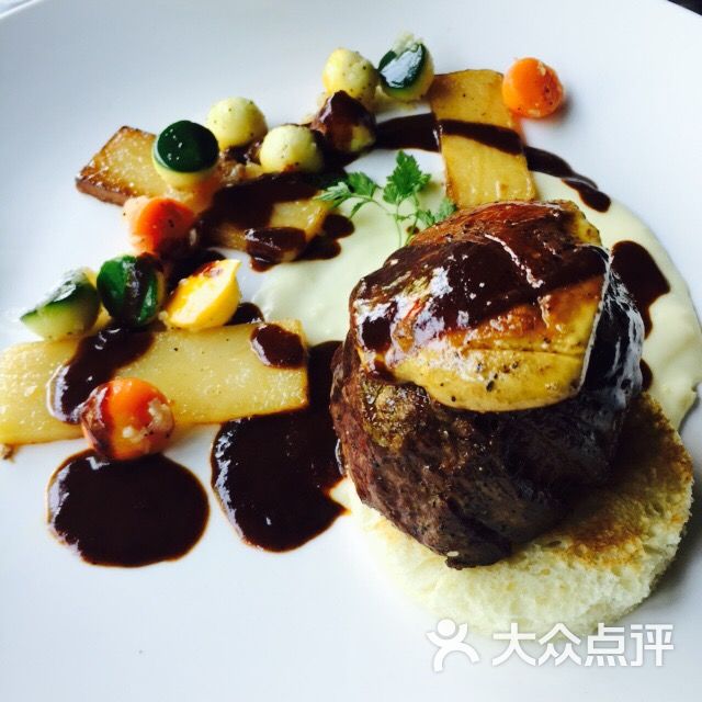 菲力牛排配鹅肝