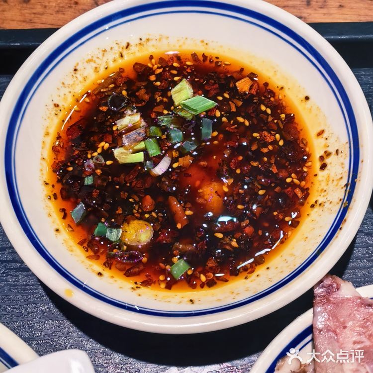 解放碑协信星光背后的一家宝藏午餐店，软糯滑嫩的蹄花！