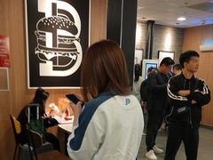 -麦当劳(上海虹桥站30B检票口楼上)