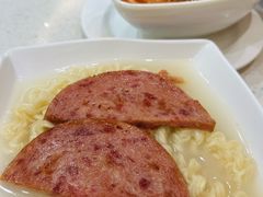 餐肉汤公仔面-香港新发烧腊茶餐厅(水围店)