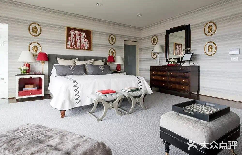 在布艺搭配中，灰、白、红，三色创造了独特的装饰性