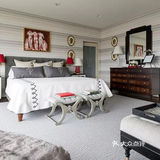 在布艺搭配中，灰、白、红，三色创造了独特的装饰性