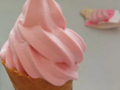 麦当劳甜品站草莓牛奶华夫筒-麦当劳(杭州西湖银泰百货店)