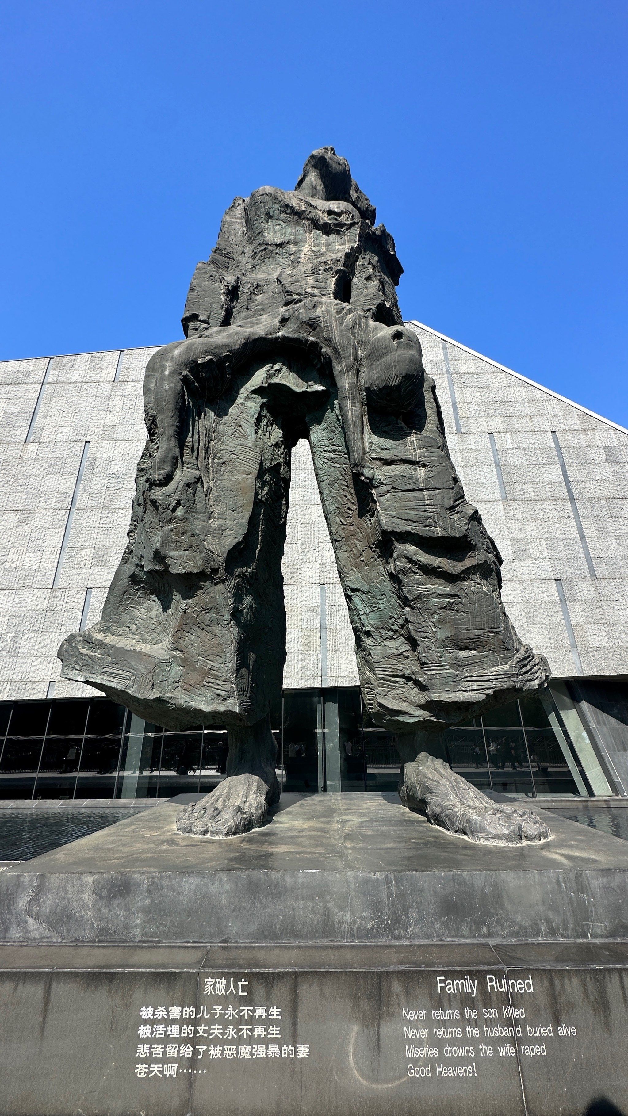 文字无声 雕像无言 却震耳欲聋🕊️