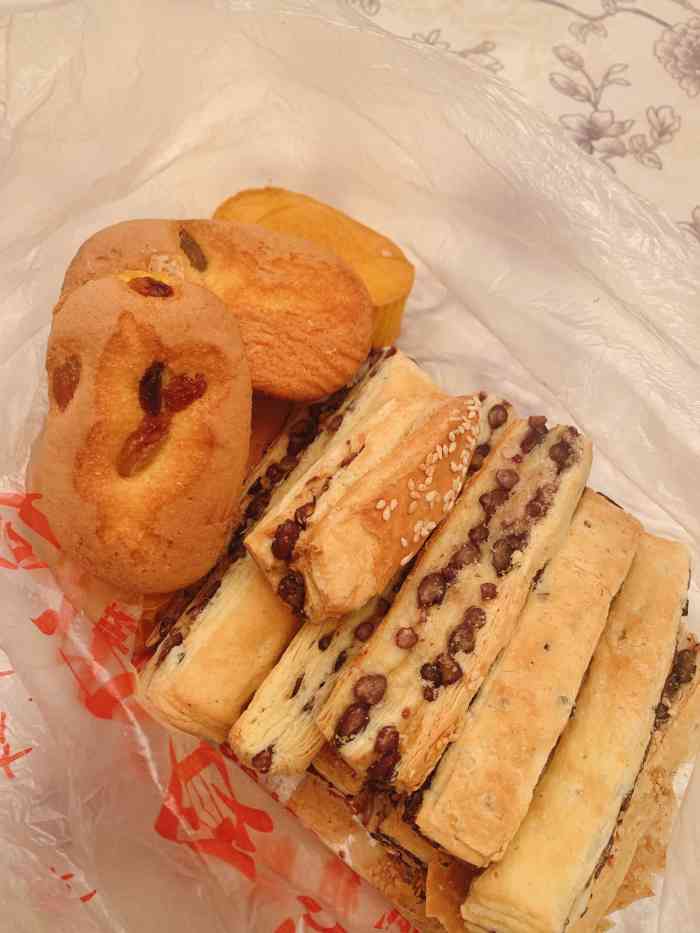 泰国红豆酥(胭脂路店)-"在路边上的店,和胖油条是斜对面的位置,旁.