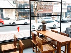 靠窗位-啊噗吐呦现场烘焙(麦凯乐店)