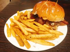 培根奶酪汉堡-瑞食酒馆 La Taverne Suisse
