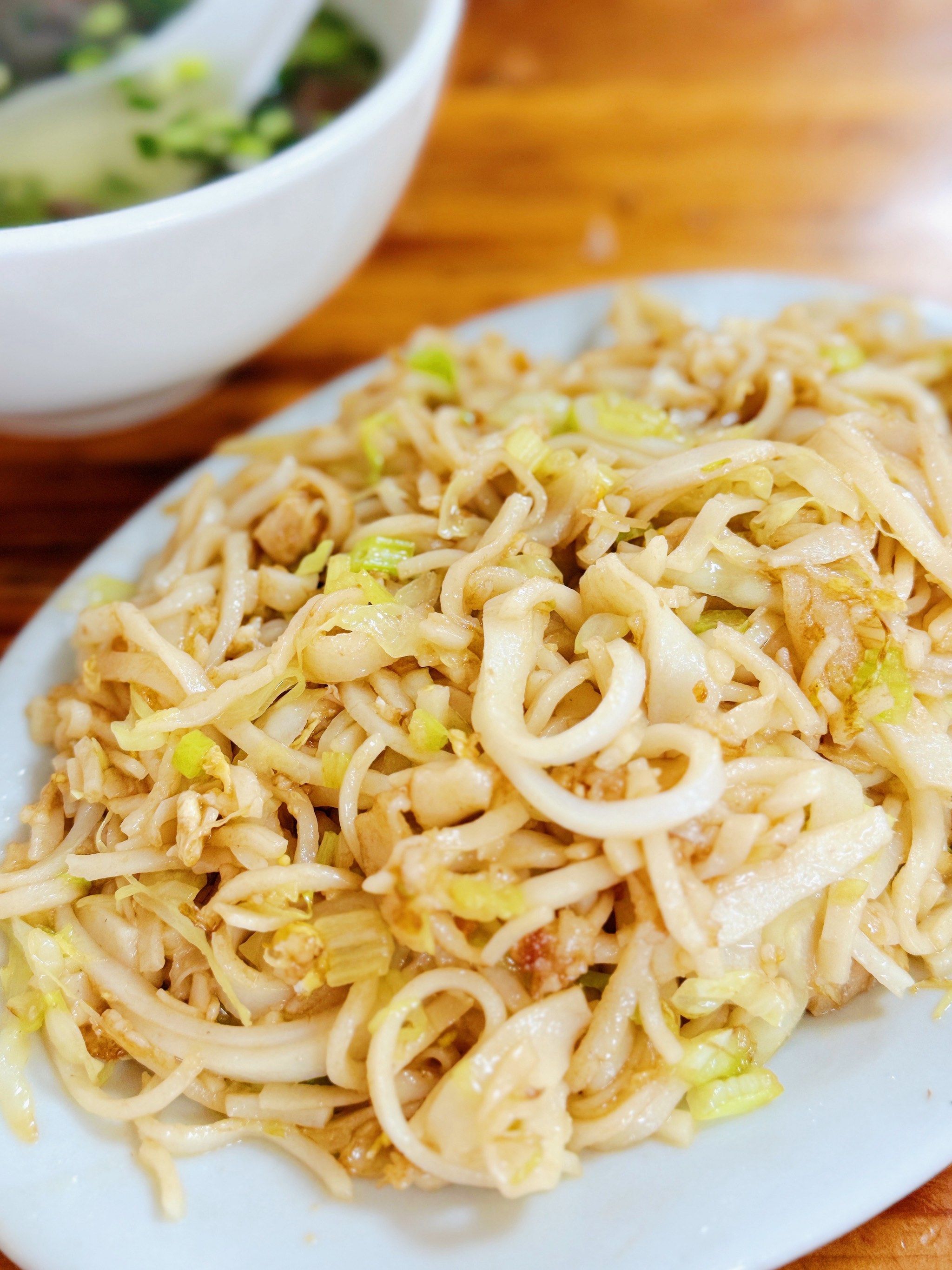 n到店时间已经13:30了,随点随炒,跟小哥哥说一人份炒粿条和一份汤