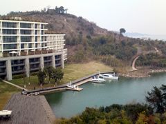 从普通湖景大床房外面望出去的天目湖-天目湖涵田度假村