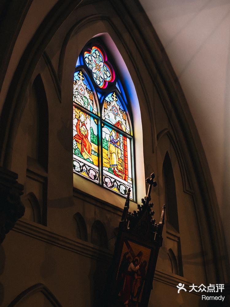 教堂的玻璃花窗好美
