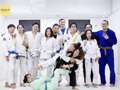 -菠萝格斗巴西柔术训练馆