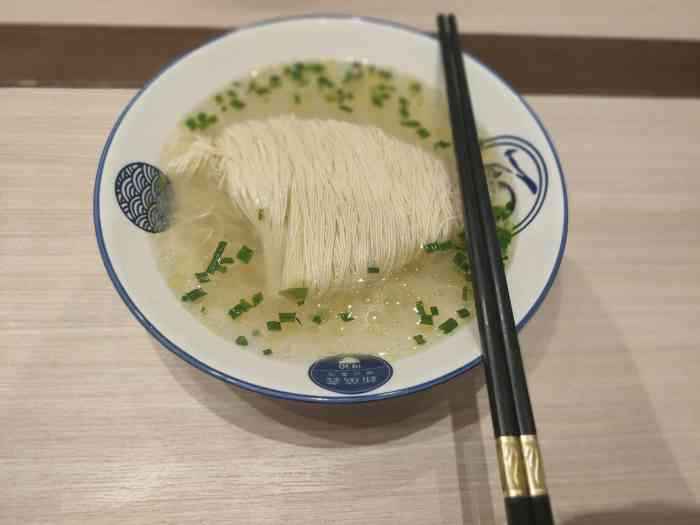 新万鑫银丝面馆(方糖店"这家靠银丝面出名的面馆,始于1930年.