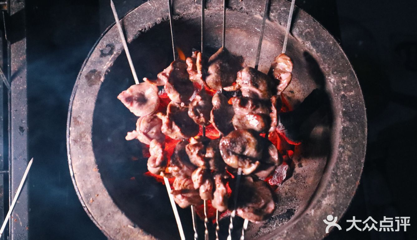 架一炭炉，几串烤肉，一杯冰啤，钟情于夜晚的静