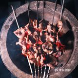 架一炭炉，几串烤肉，一杯冰啤，钟情于夜晚的静