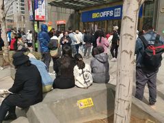 开门前的人群-BIGOFFS 超级折扣(仁恒伊势丹店)