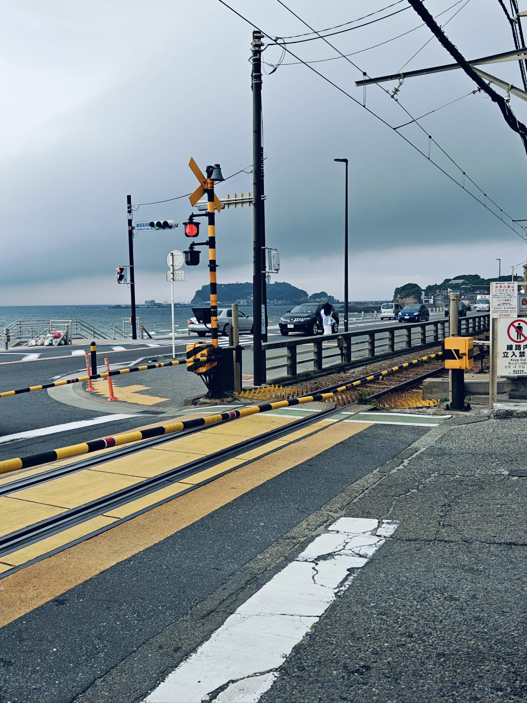 海边小路上的清新旅行