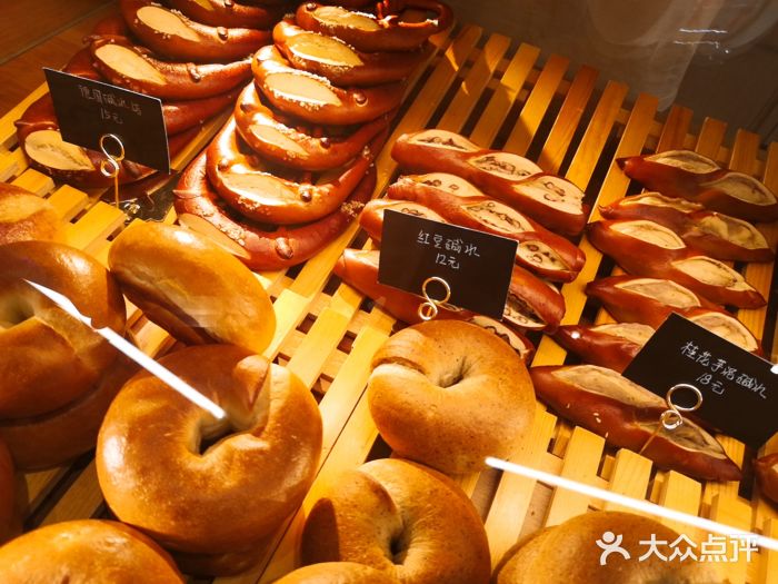 天井·丑面包搭咖啡红豆碱水面包图片