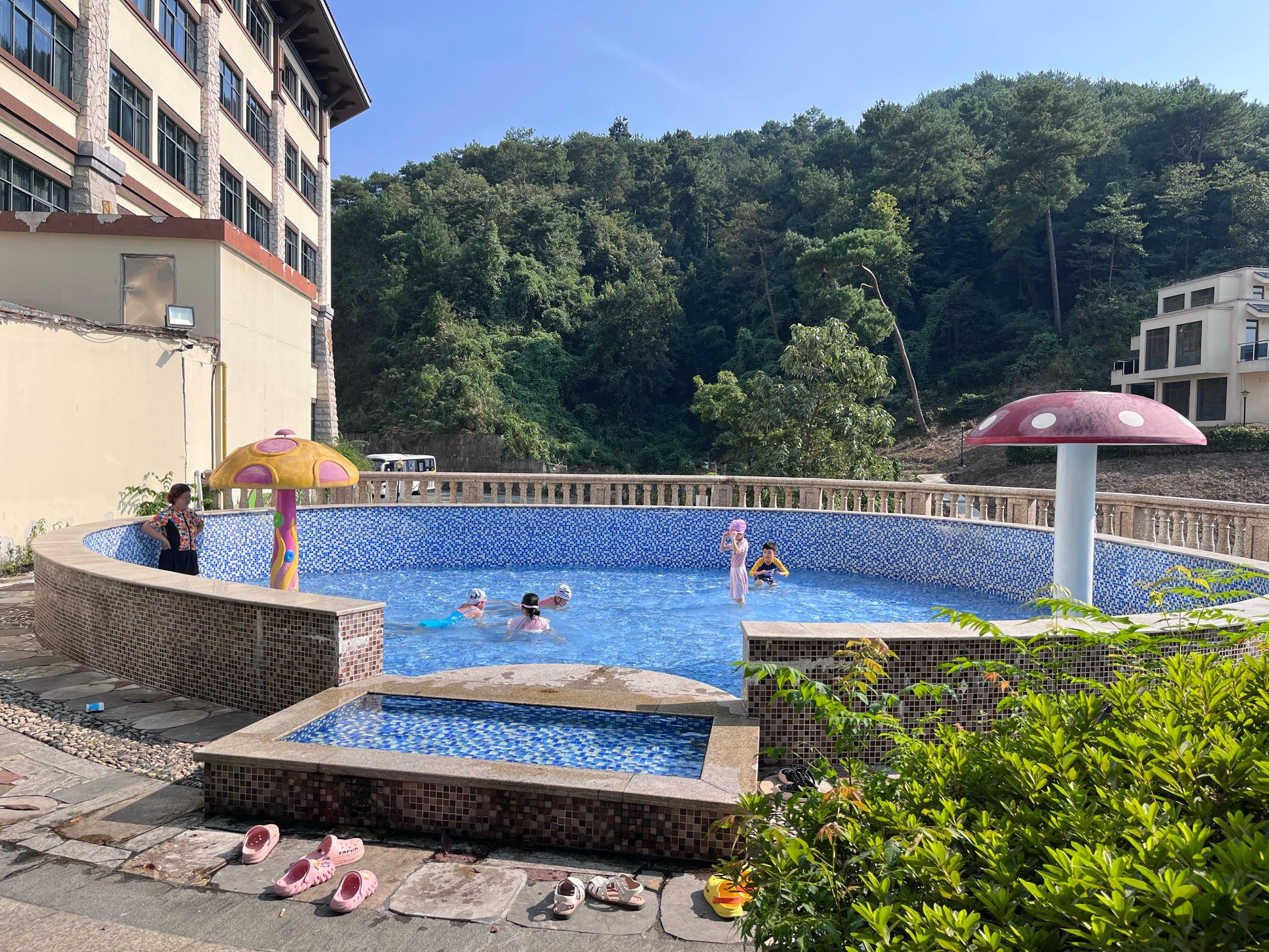 室外泳池的清凉一刻