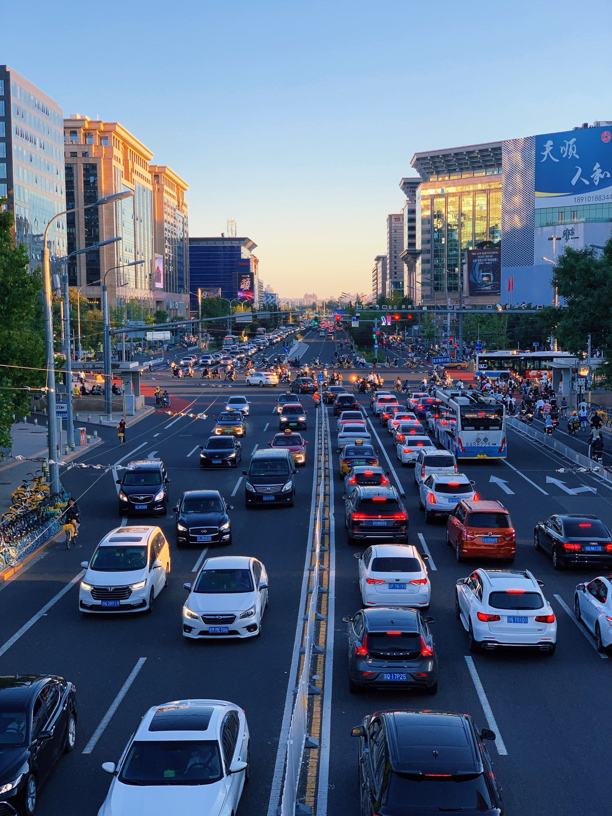 北京崇文门天桥街景 傍晚的天空色彩斑斓