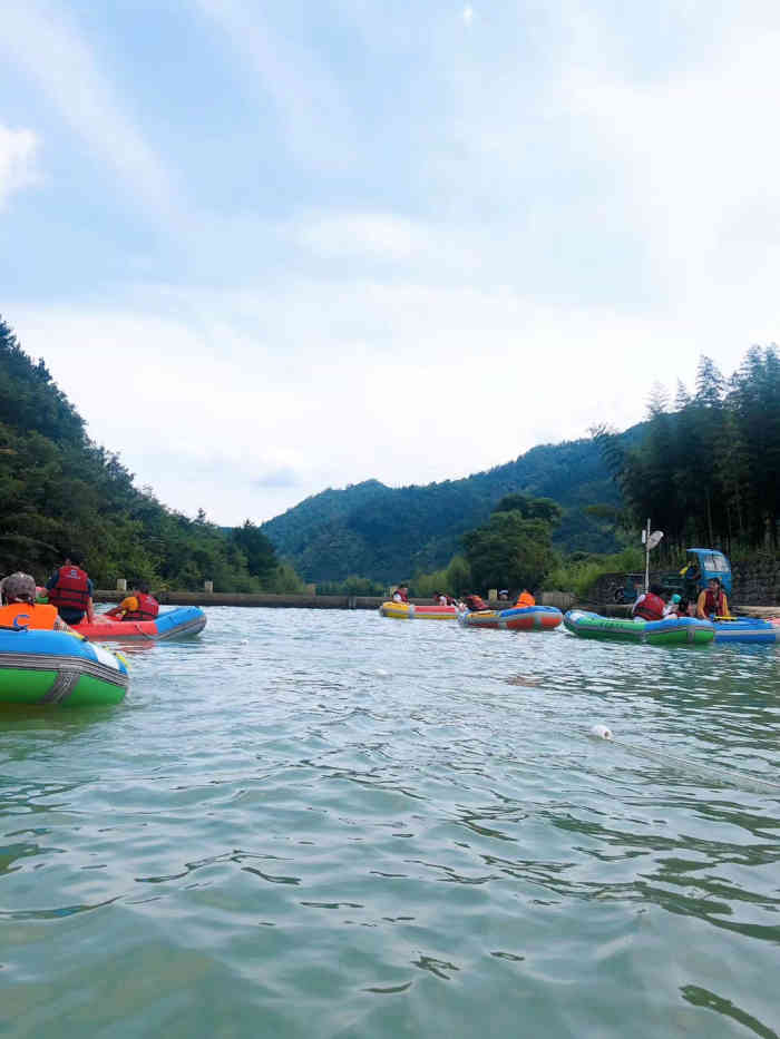 三渡悬崖漂流-"交通很方便,高速出口开一会儿就到了.在售.