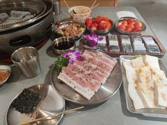 -围炉肉舍•炭烤活鳗•丹东海鲜烤肉(步行街店)