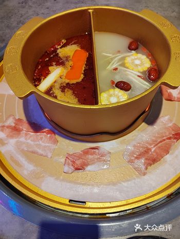 藏龙南街凤凰花园，小吃一条街，这边人超级多