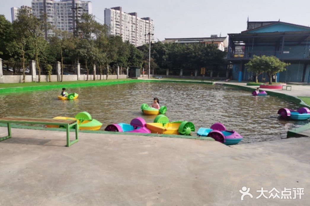 能划船能看小动物的乐园