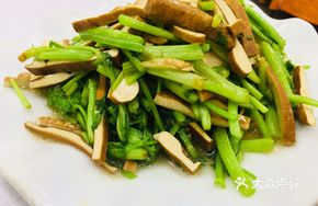 Wild Water Celery Stir-fried with Fried Tofu Sheets