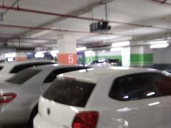 -绿地缤纷城-停车场