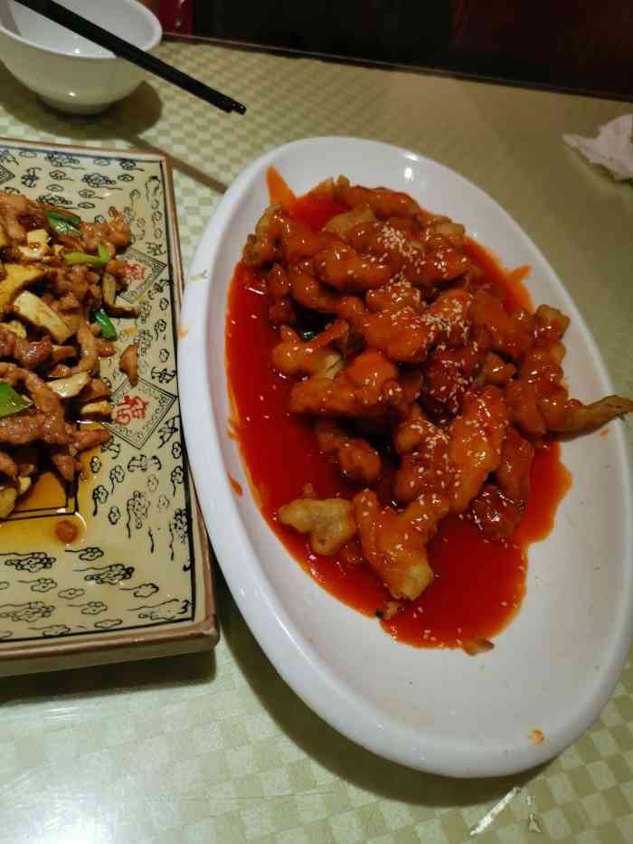 怡香园饭店"今天主城有些飘雨,据说金佛山的雪都很大了.