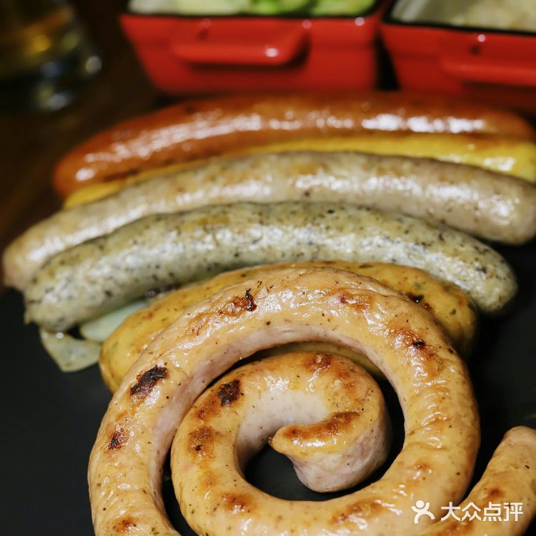 居然用宾利做装饰品?这家汽车餐厅真有料!