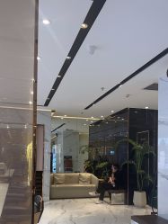 -罗亚帝造型·烫发染发