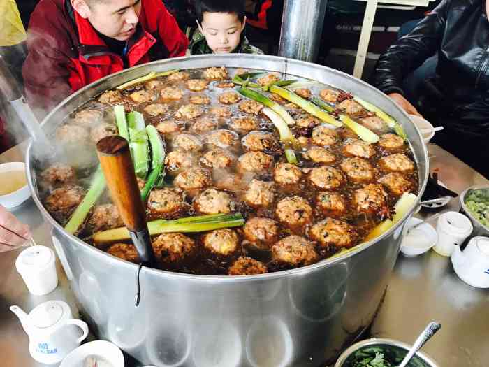 和顺朝天锅-"锅内煮着猪下货,肉丸子,豆腐干等.汤沸肉.