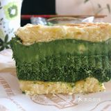 奶酥的抹茶味会比面包里的重，颜色也更深