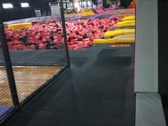 -嘿哟动霸CHUA·新潮玩运动娱乐中心·蹦床滑冰团建乐园