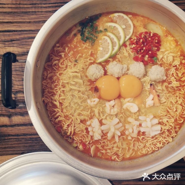 体验泰国街头夜间大排档的豪横