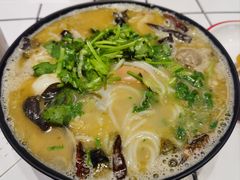 酸汤肥牛米线-肥汁米蘭香港米线(长宁来福士店)