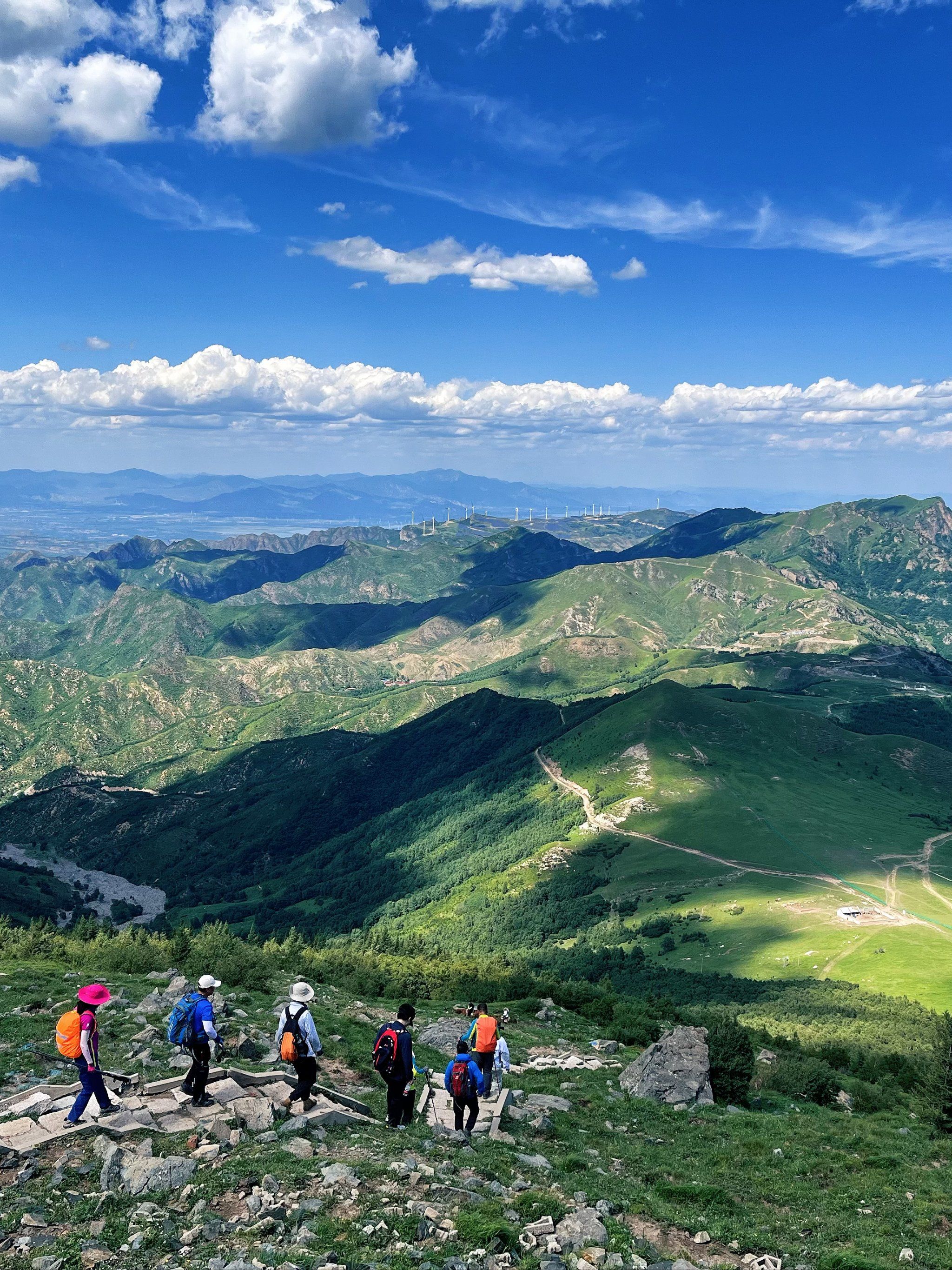 北灵山,位于北京市门头沟区,作为太行山脉的一部分,以其800多米的海拔