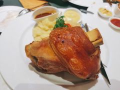 烤猪肘配酸菜土豆泥-兰特伯爵西餐厅·啤酒屋(方庄店)