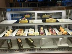 面包甜点陈列柜-美食汇·海鲜自助西餐厅·江门富力万达嘉华酒店
