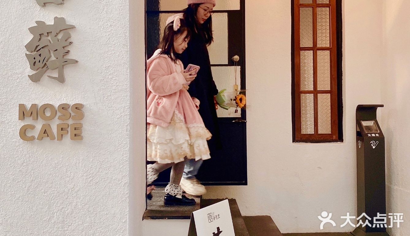 特别是下午的阳光从院子照进来，捧杯咖啡