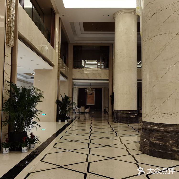 地下室有车位（住宿完领停车券）