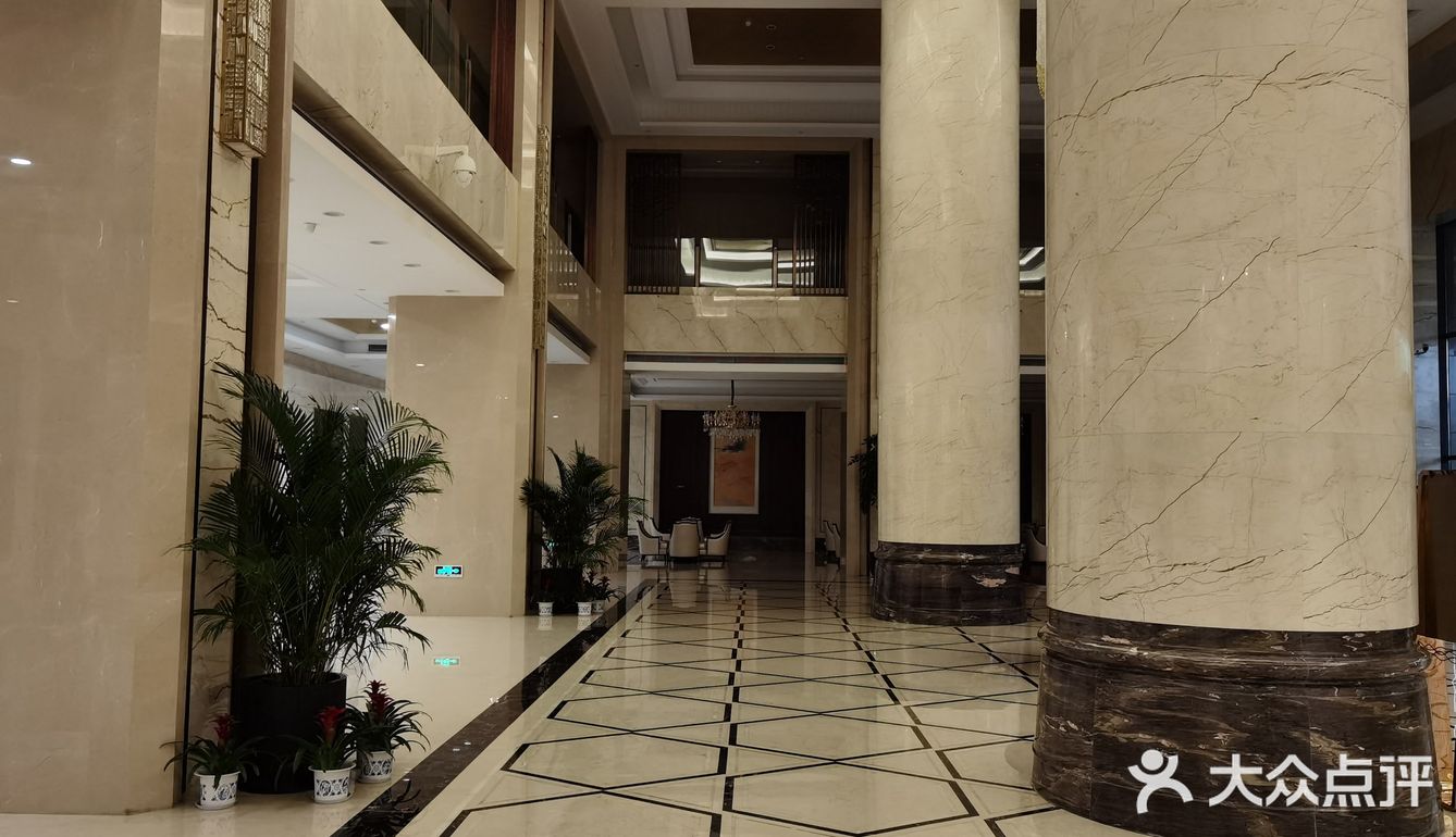 地下室有车位（住宿完领停车券）