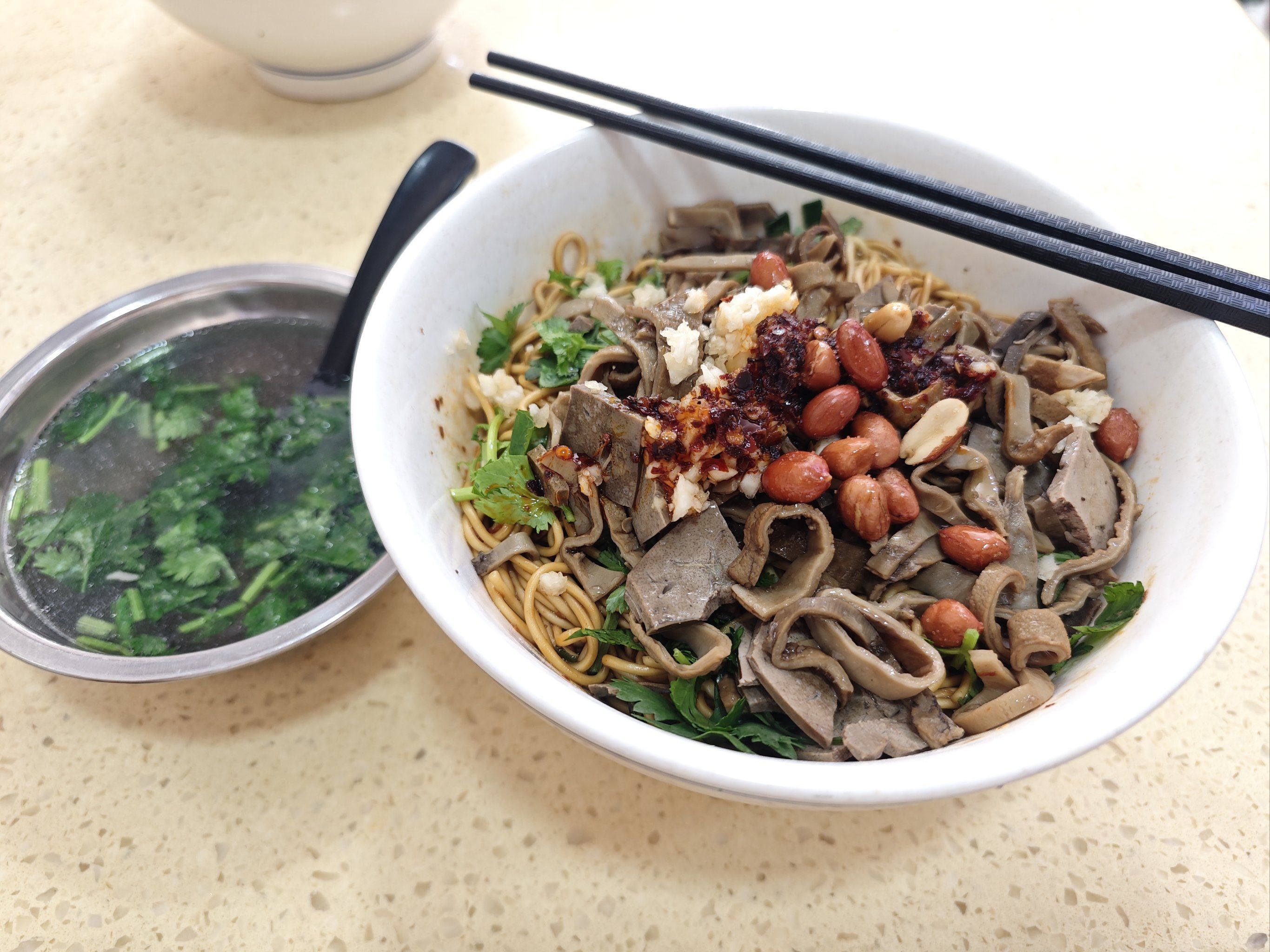 转眼就抛弃了减脂餐
干拌羊杂和羊血汤端上来的一瞬间
口水就止不